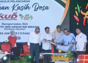 ANWAR Ibrahim melancarkan Sentuhan Kasih Desa, Mini Karnival Usahawan Desa (KUD) di Dataran Nilai, Nilai, Seremban, hari ini. - UTUSAN/MOHD. SHAHJEHAN MAAMIN