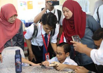 MURID Sekolah Kebangsaan Putrajaya Presint 18 (1) mencuba ABM Fardu Ain yang dihasilkan PSA.