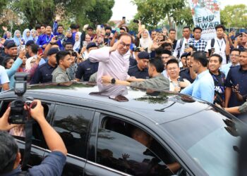 ANWAR Ibrahim melambaikan tangan kepada pelajar yang hadir sebelum pulang dari majlis Temu Anwar di Universiti Malaysia Kelantan (UMK), Bachok, 18 Jun lalu. – UTUSAN/KAMARUL BISMI KAMARUZAMAN