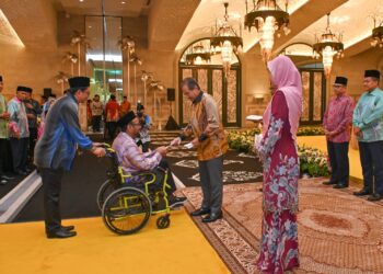 SULTAN Mizan Zainal Abidin dan Sultanah Nur Zahirah (dua dari kiri) berkenan mengurniakan sumbangan kepada seorang warga istimewa pada majlis bersantap di Istana Syarqiyyah, Chendering, Kuala Terengganu, hari ini. - UTUSAN/KAMALIZA KAMARUDDIN