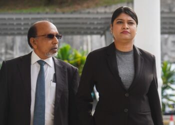 S. Sheila Sharon tiba di Mahkamah Majistret Selayang bagi menghadapi pertuduhan kes ugutan jenayah dan berkelakuan tidak sopan di tempat awam. - UTUSAN/SHIDDIEQIIN ZON