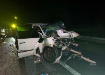 KEADAAN pacuan empat roda dinaiki pasangan suami isteri yang maut setelah terlibat  kemalangan di Kilometer 392.9, LPT2 Bukit Besi-Ajil, Hulu Terengganu, malam tadi.