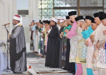 SULTAN Nazrin Muizzuddin Shah menunaikan solat Aidiladha di Masjid Sultan Azlan Shah, Ipoh. - UTUSAN/MUHAMAD NAZREEN SYAH MUSTHAFA