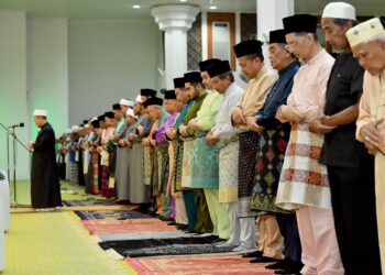 SULTAN Mizan Zainal Abidin (enam, kanan) menunaikan solat sunat Aidiladha di Masjid Al-Muktafi Billah Shah, Ladang, Kuala Terengganu, hari ini. - UTUSAN/PUQTRA HAIRRY ROSLI