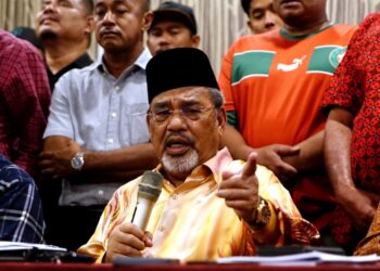 TAJUDDIN Abdul Rahman bercakap kepada pemberita pada sidang akhbar di Ipoh hari ini. - UTUSAN/ZULFACHRI ZULKIFLI