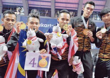 PEMAIN Malaysia ketika meraikan kejayaan memenangi pingat emas acara regu lelaki dalam Sukan Asia 2018 di Indonesia.
