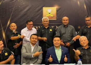TENGKU AIDY AHMAD SHAH Tengku Kamil Ismail (duduk, dua dari kanan) dipilih semula untuk penggal kedua sebagai Presiden Persatuan Badminton Pahang sesi 2023-2025.