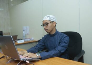 Muhammad Mujahid menyediakan terjemahan teks khutbah dan tausiah imam Masjidilharam di Mekah, baru-baru ini.
