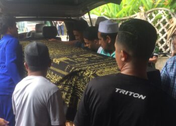 JENAZAH salah seorang daripada tiga beranak diusung untuk dikebumikan di Tanah Perkuburan Islam Kampung Sekati, Manir, Kuala Terengganu, sebentar tadi. - UTUSAN/TENGKU DANISH BAHRI TENGKU YUSOFF