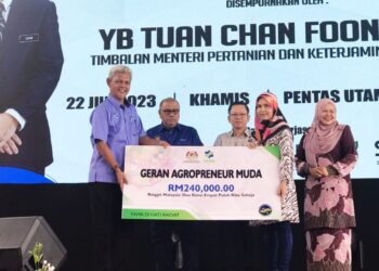 CHAN Foong Hin (tengah) menyaksikan penyampaian Geran Agropreneur Muda pada program Perak FAMA Fest di RTC Gopeng hari ini. - UTUSAN/LIYANA RAMLI