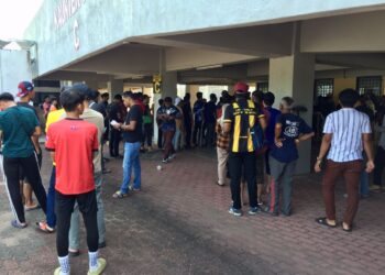 SEBAHAGIAN daripada penyokong TFC beratur untuk membeli tiket perlawanan separuh akhir Piala FA bertemu KL City FC di Stadium Sultan Mizan Zainal Abidin, Kuala Terengganu, hari ini.
- UTUSAN/TENGKU DANISH BAHRI TENGKU YUSOFF