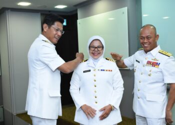 Abdul Rahman Ayob (kiri) dan Sabri Zali menyempurnakan pemakaian pangkat Tauliah Kehormat Pasukan Simpanan Sukarela TLDM (PSSTLDM) kepada Shahrazat Ahmad dalam satu majlis di Markas Tentera Laut, Kuala Lumpur, hari ini.