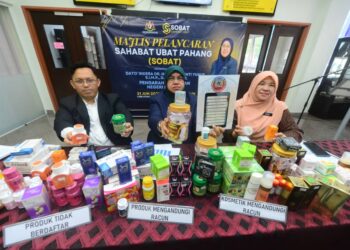 NOR AZIMI Yunus (tengah) menunjukkan ubat tidak berdaftar dan kosmetik tidak bernotifikasi dirampas di seluruh negeri ini dalam sidang akhbar di pejabat Jabatan Kesihatan Negeri Pahang (JKNP) di Kuantan, Pahang. - FOTO/SHAIKH AHMAD RAZIF