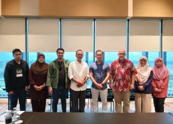 DR. Sabzali Musa Kahn (tiga dari kanan) dan   Dr. Asyaari Muhamad (empat dari kanan) bersama-sama  kakitangan Institut Peradaban Melayu UPSI di Tanjung Malim, baru-baru ini.