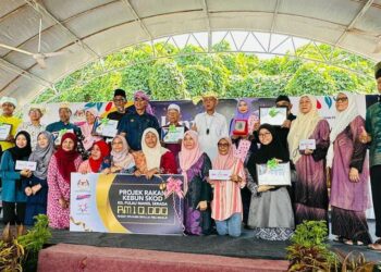 AHMAD Kamal Idris Mohd. Nawawi (berdiri, tujuh dari kiri) kanan) bergambar bersama  penerima anugerah pada program Jom Masuk Kampung di Kampung Pulau Manis dekat Serada, Kuala Terengganu, hari ini. - UTUSAN/KAMALIZA KAMARUDDIN