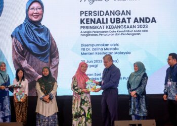 ZALIHA Mustafa menyampaikan sijil pelantikan Duta Kenali Ubat Anda kepada Pegawai Farmasi dari Pusat Perubatan Universiti Malaya, Mohd Firdaus Abdullah (tiga kanan) di Putrajaya. - UTUSAN/FAISOL MUSTAFA