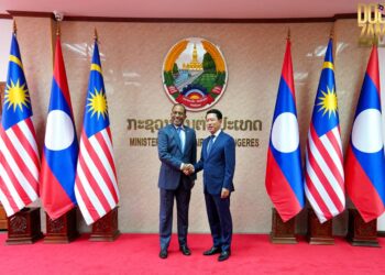 MENTERI Luar Negeri, Datuk Seri Dr. Zambry Abd Kadir bertemu Timbalan Perdana Menteri Laos, Saleumxay Kommasith di Laos. - GAMBAR IHSAN WISMA PUTRA