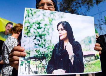 SEORANG wanita memegang potret Mahsa Amini yang meninggal dunia dalam tahanan polis moral Iran dalam protes di Hasakeh, Syria pada September tahun lalu. - AFP