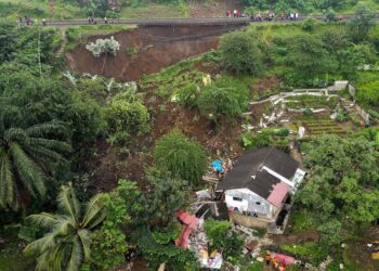 INSIDEN tanah runtuh yang berlaku di Bogor pada Mac lalu. - AFP