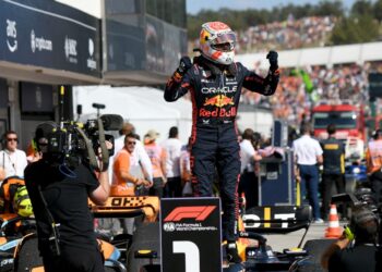 Pelumba Red Bull, Max Verstappen meraikan kejayaannya menakluk Grand Prix Hungary di litar Hungaroring, Budapest sebentar tadi. (FOTO: AFP)