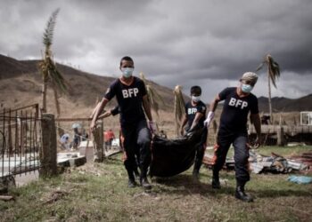 POLIS membawa sejumlah tulang milik mayat yang ditemukan dalam 24 kubur tidak bertanda di negeri Tamaulipas, Mexico. - AGENSI