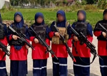 GAMBAR yang tular menunjukkan beberapa pelajar perempuan di sebuah sekolah pondok di Magetan, Jawa Timur memegang senapang airsoft. - AGENSI