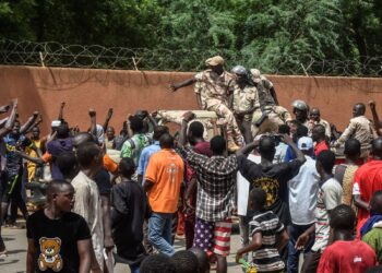 PENUNJUK perasaan bersorak menyokong junta tentera ketika berkumpul di hadapan Kedutaan Perancis di Niamey, Niger.-AFP