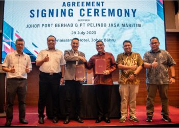 Majlis pertukaran dokumen perjanjian antara Md. Derick Basir (tiga kiri) dan Rachmat Prayogi di Johor Bahru, Jumaat lalu.