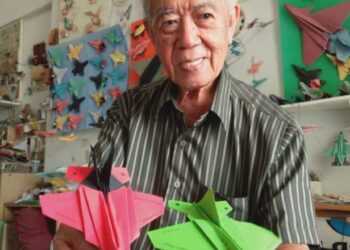 EE CHOO TECK bersama sebahagian kapal terbang origami yang dihasilkan ketika ditemui di kediamannya di Bukit Jambul, George Town, Pulau Pinang baru-baru ini.