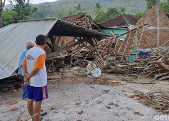 KEADAAN rumah penduduk di kampung Dlepih, wilayah Wonogiri yang runtuh akibat gempa bumi. - AGENSI 