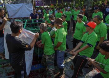 SEBAHAGIAN sukarelawan menguruskan ibadah korban di Surau Al-Furqan, Presint 11, Putrajaya, semalam. 
– MINGGUAN/AMIR KHALID
