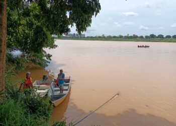 OPERASI mencari dan menyelamat dua lagi mangsa bot terbalik diteruskan di Sungai Kelantan dekat Kampung Pasir Pekan, Tumpat, Kelantan. – MINGGUAN/ROHANA MOHD. NAWI