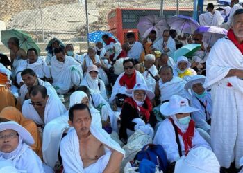PULUHAN jemaah haji Indonesia terkandas di Muzdalifah minggu lalu.-AGENSI