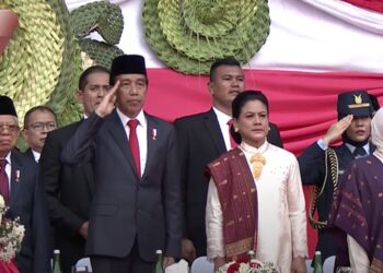 JOKOWI (dua dari kiri) memberi tabik hormat ketika menghadiri sambutan Hari Bhayangkara ke-77 di Stadium Gelora Bung Karno di Jakarta kelmarin.-AGENSI