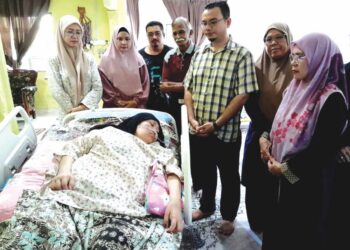 NORSIDAH YUSUFF kini terlantar dan bergantung dengan mesin oksigen menerima kunjungan Islahuddin Abas dan Pertubuhan Amal Bakti Kebajikan Masyarakat Mersing serta wakil Baitulmal Mersing.