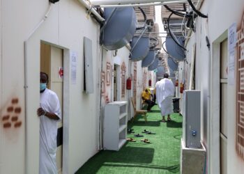 ANTARA masalah yang menyukarkan para jemaah adalah saluran paip air yang tersumbat di tandas dan bilik mandi di Mina. - AFP