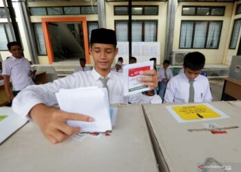 INDIVIDU berusia bawah 17 tahun boleh mengundi dalam pilihan raya umum 2024 jika sudah atau pernah berkahwin. - AGENSI