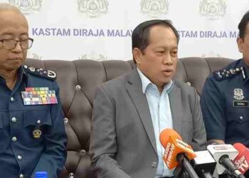 AHMAD MASLAN dalam sidang akhbar selepas merasmikan Kursus Integriti AKMAL dengan WCO dan ROCB  Bukit Baru, Melaka. UTUSAN/AMRAN MULUP