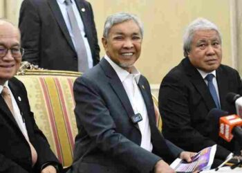 AHMAD Zahid Hamidi (tengah) bercakap dalam sidang akhbar selepas menghadiri Mesyuarat Penyelarasan Kementerian Kemajuan Desa dan Wilayah (KKDW) bersama Kerajaan Sarawak, di Wisma Bapa Malaysia, Kuching hari ini.