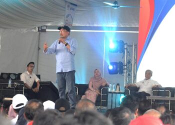 ANWAR Ibrahim ketika berucap pada program Sentuhan Kasih Desa Pulau Pinang - Sesi Bual Bicara Komuniti TVET Bersama Perdana Menteri di Bertam, Pulau Pinang hari ini. -IQBAL HAMDAN