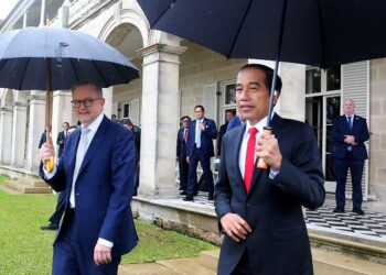 JOKO Widodo mengadakan pertemuan dengan Perdana Menteri Australia, Anthony Albanese (kiri) di Sydney, kelmarin. - AFP