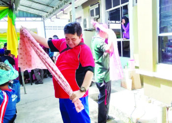 SOH Seng Huat mengenakan semutar semasa menyertai pertandingan memakai semutar di Kok Lanas, Ketereh, Kota Bharu, Kelantan semalam. – UTUSAN/ROHANA MOHD.NAWI