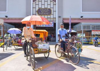 BEBERAPA pengayuh beca menunggu pelanggan di hadapan Pasar Kedai Payang, Kuala Terengganu. - UTUSAN/PUQTRA HAIRRY ROSLI