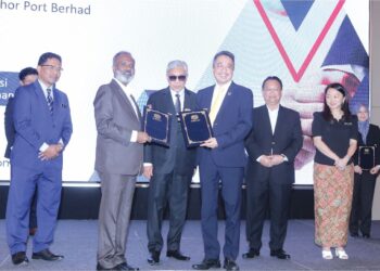 V. SIVAKUMAR (dua kiri) dan Md. Derik Basir bertukar dokumen kerjasama sambil disaksikan oleh Ahmad Zahid Hamidi; Menteri Kerja Raya, Datuk Seri Alexander Nanta Linggi (dua kanan) ;  Menteri Belia dan Sukan, Hannah Yeoh dan Ketua Setiausaha KSM, Datuk Seri Ir. Dr. Zaini Ujang (kanan) pada 27 Jun lalu.