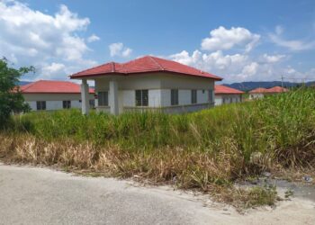 RUMAH Bina Negara Felcra Sri Makmur terbiar sejak lapan tahun kerana penerimanya gagal memperoleh pinjaman bank.