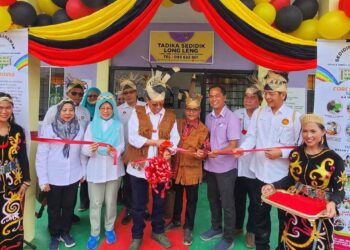ABANG Johari Tun Openg (empat dari kiri) merasmikan Tadika SeDidik Long Leng, Apoh Baram, Sarawak hari ini.