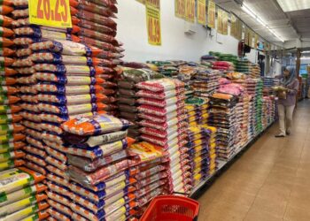 SEORANG pelanggan memilih beras untuk dibeli di sebuah pasar raya di Kuala Terengganu. - UTUSAN/PUQTRA HAIRRY ROSLI