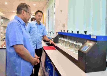 AHMAD Samsuri Mokhtardiberi taklimat oleh kakitangan Syarikat Air Terengganu mengenai operasi makmal di Loji Rawatan Air Bukit Berapit, Kuala Nerus, Terengganu, hari ini. - UTUSAN/SITI KAMALIZA KAMARUDDIN