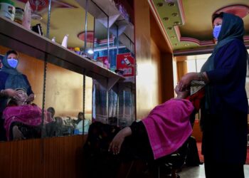 LARANGAN itu menyasarkan premis salun kecantikan yang beroperasi di Kabul dan wilayah lain di negara itu. - AFP 