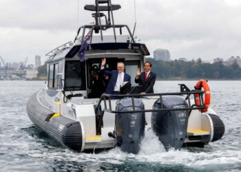 ANTHONY Albanese (kiri) dan Jokowi menaiki bot ke Mesyuarat Tahunan Pemimpin di Zoo Taronga di Sydney, Australia.-AFP